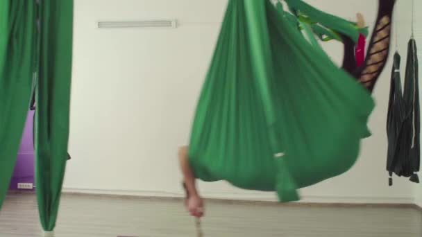 Воздушная йога. Две женщины летят в гамаках — стоковое видео