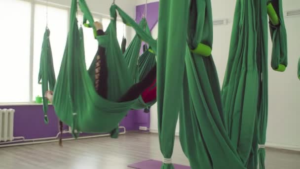 Aerial Yoga. zwei Frauen schwingen in Hängematten — Stockvideo