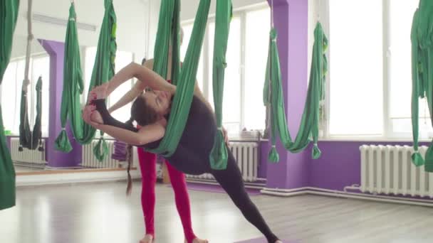 Žena dělá jóga cvičení v houpací síti — Stock video