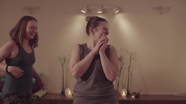 Frauen versuchen, Yoga-Übung Brücke zu tun, ihr Freund hilft ihr — Stockvideo