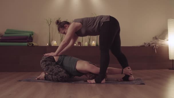Två kvinnor praktisera yoga i par — Stockvideo