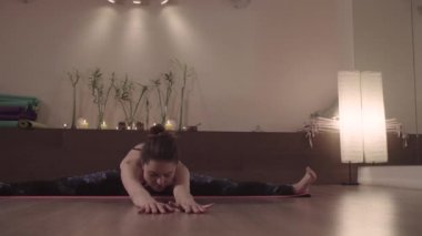 Güzel stüdyoda yoga yapan çekici kadın