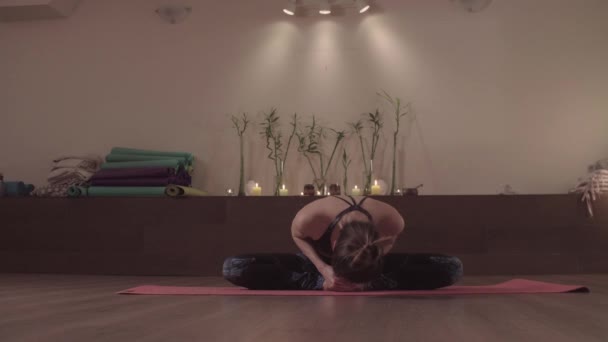 Donna attraente che pratica yoga in un bel monolocale — Video Stock