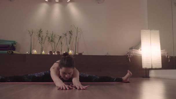 Attraktiv kvinna som tränar yoga i fin Studio — Stockvideo
