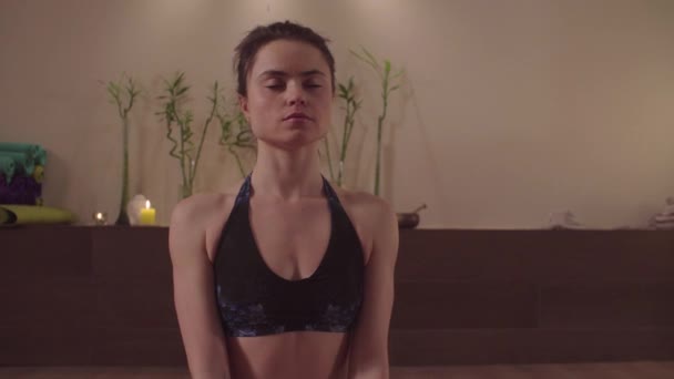 Милая женщина занимается пранаямой в студии йоги. — стоковое видео