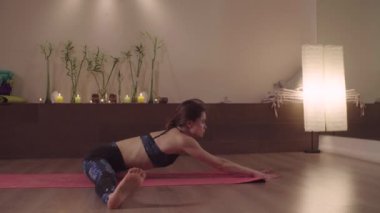 Güzel kadın yoga yapıyor.