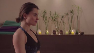 Amuda kalkıp düşmeye çalışan genç bir kadın.