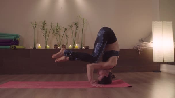 Mooie vrouw doet shirshasana — Stockvideo