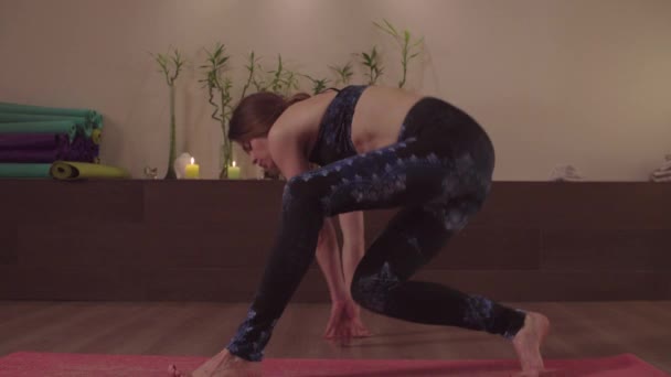 Flexibel kvinna som tränar yoga i fin Studio — Stockvideo