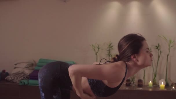 Junge Frau macht Yoga-Übungen im hellen Studio — Stockvideo