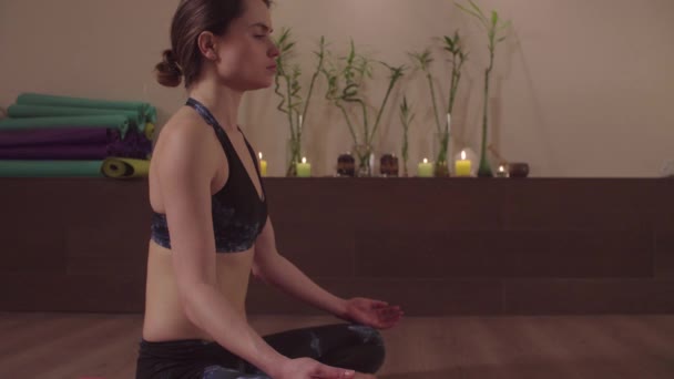 Mulher fazendo kriya ioga - agnisara dhauti — Vídeo de Stock