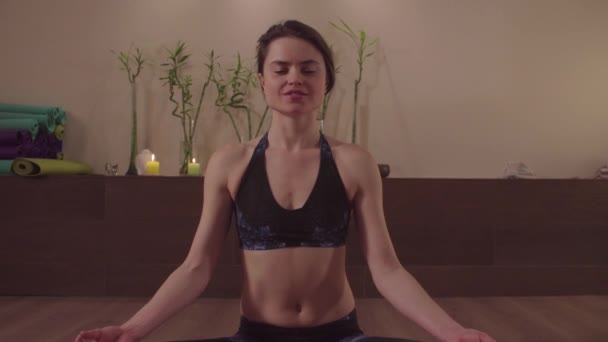 Frau beim Kriya Yoga - agnisara dhauti — Stockvideo