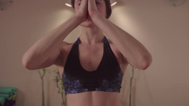 Bella donna che fa asana yoga — Video Stock