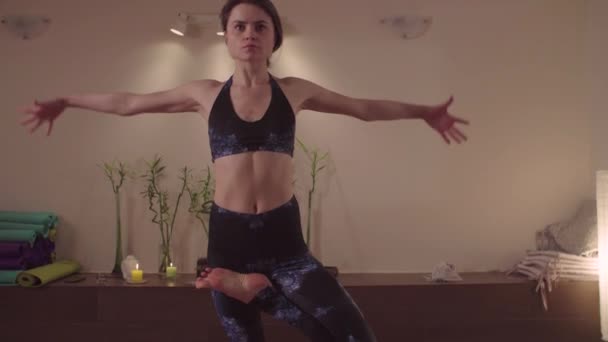 Flexibele vrouw doet yoga asana's in mooie studio — Stockvideo