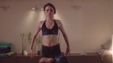 Esnek kadın güzel stüdyoda yoga asanas yapıyor