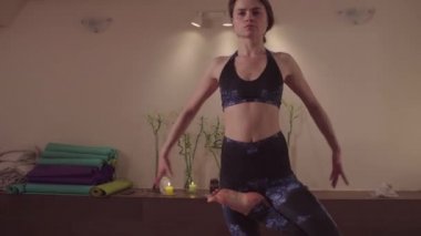 Esnek kadın güzel stüdyoda yoga asanas yapıyor