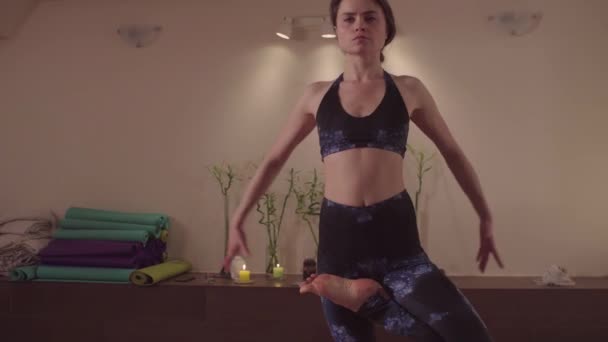 Flexibel kvinna gör yoga asanas i fin Studio — Stockvideo