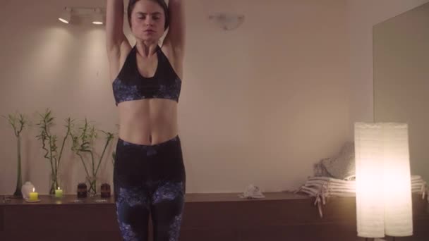 Flexibel kvinna gör yoga asanas i fin Studio — Stockvideo