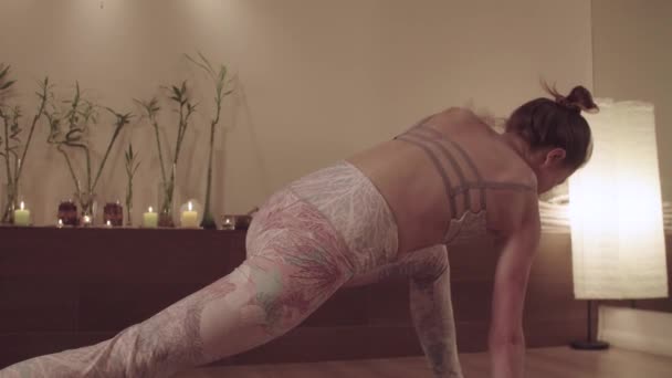 Parlak stüdyoda yoga egzersizleri yapan genç bir kadın. — Stok video