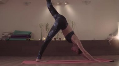 Güzel stüdyoda yoga egzersizleri yapan çekici kadın