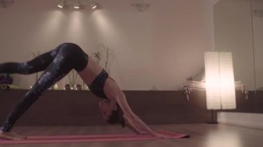 Güzel stüdyoda yoga yapan çekici kadın