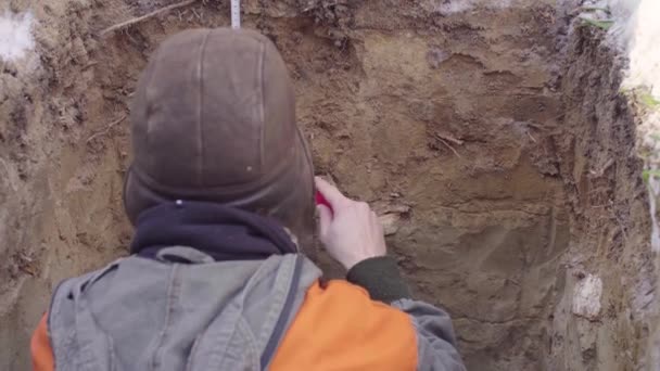 Эколог зондирует слои почвы — стоковое видео