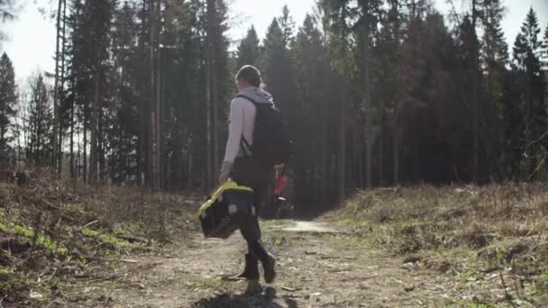 Ekolog på väg nära skogen avverkning — Stockvideo
