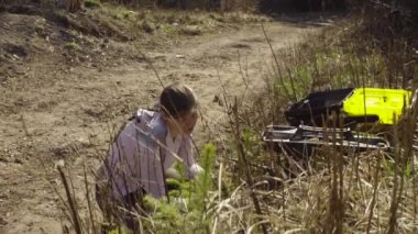 Ekolojist ormandaki not defterine yazı yığDı