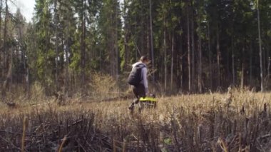 Ekolojist haritaüzerinde orman düşme işaretleme yeri üzerinde