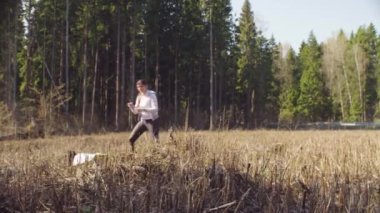 Ekolojist küçük ağaçları ölçerek orman adedinde