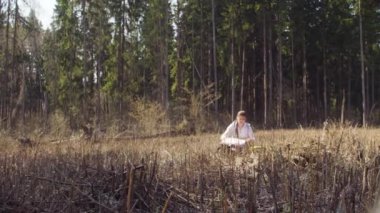 Ekolojist ormandaki not defterine yazı yığDı