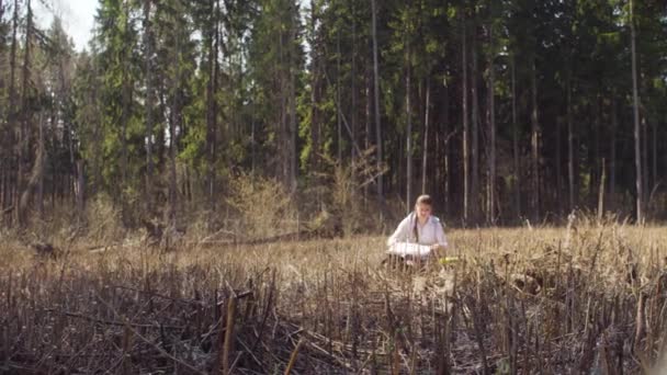 Ekolog na leśnym wyblakaniu pisania w Notatniku — Wideo stockowe