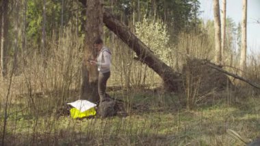 Ekolojist ormanda hasar ağacı ölçme