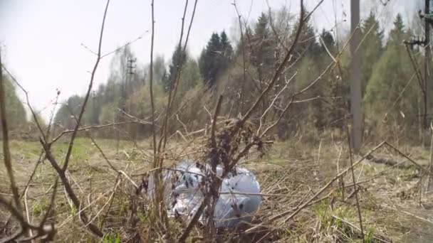 Bolso de basura tirado en el bosque — Vídeos de Stock