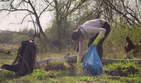 Зеленый волонтер собирает мусор в лесу — стоковое фото