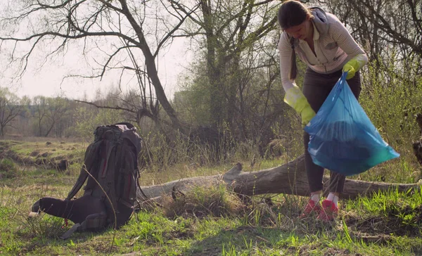 Πράσινος εθελοντής που συλλέγει σκουπίδια στο δάσος — Φωτογραφία Αρχείου