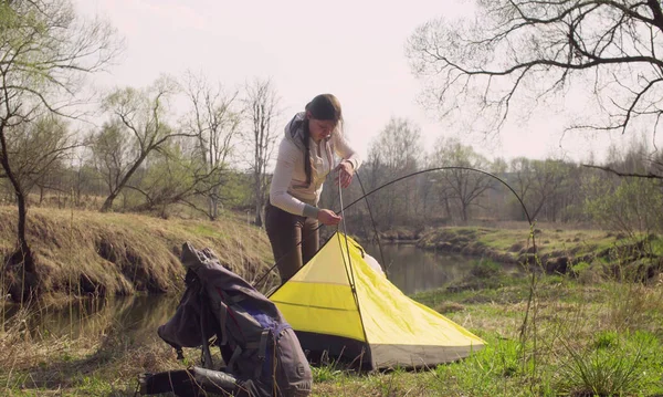 Женщина поставила туристическую палатку в лесу — стоковое фото