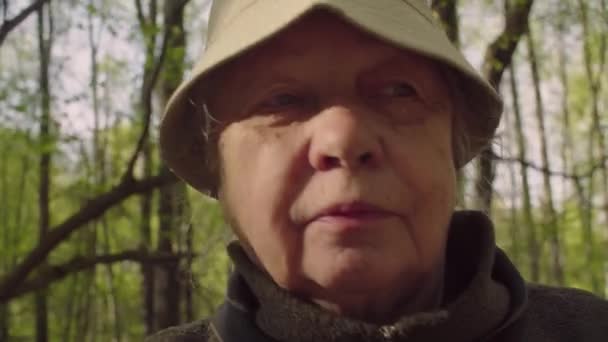 Portret van senior actieve vrouw tijdens de wandeling — Stockvideo