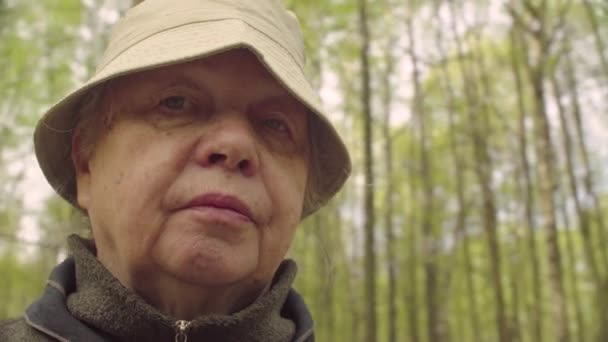 Retrato de una mujer mayor contra el bosque - POV Camera — Vídeos de Stock