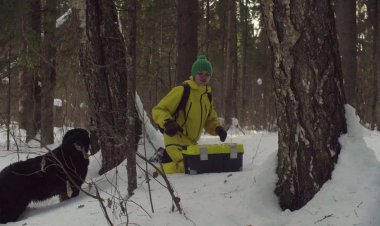 Kış günü ormandaki kadın çevreci