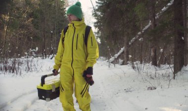 Kış ormanında yürüyen ekolojist