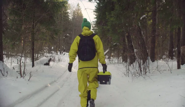 Ekolog chodzenie zimą Las — Zdjęcie stockowe