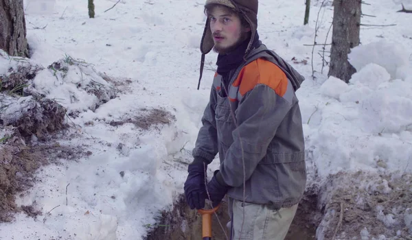 Ecologista na floresta cavando uma fenda de solo — Fotografia de Stock