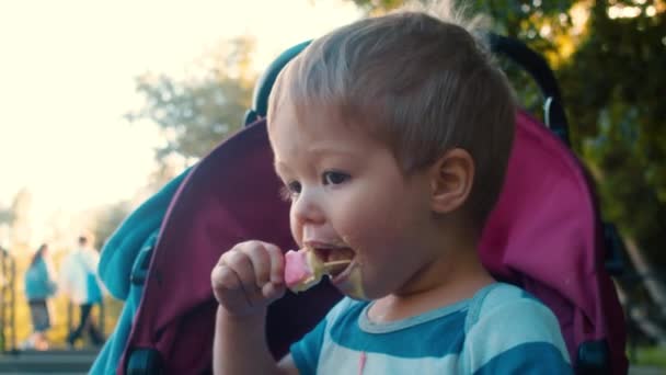 アイスクリームを食べる面白い子供の肖像画 — ストック動画