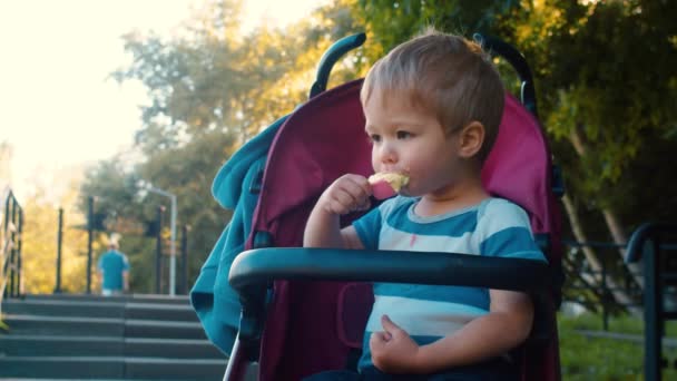 Забавна дитина їсть морозиво — стокове відео
