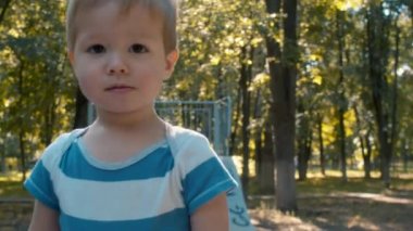 Trambolin üzerinde parkta Utangaç çocuk