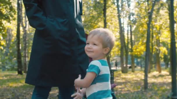 Маленький застенчивый мальчик идет к своей маме — стоковое видео