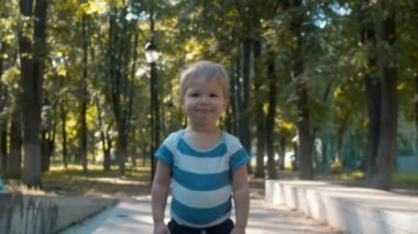 Toddler trambolin üzerinde duran ve gülümseyen