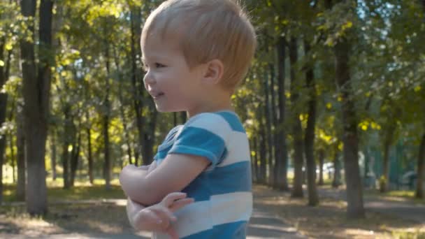 Petit garçon sautant sur le trampoline 