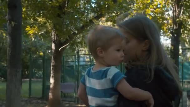 Aranyos Baby ül az anyák kezében — Stock videók